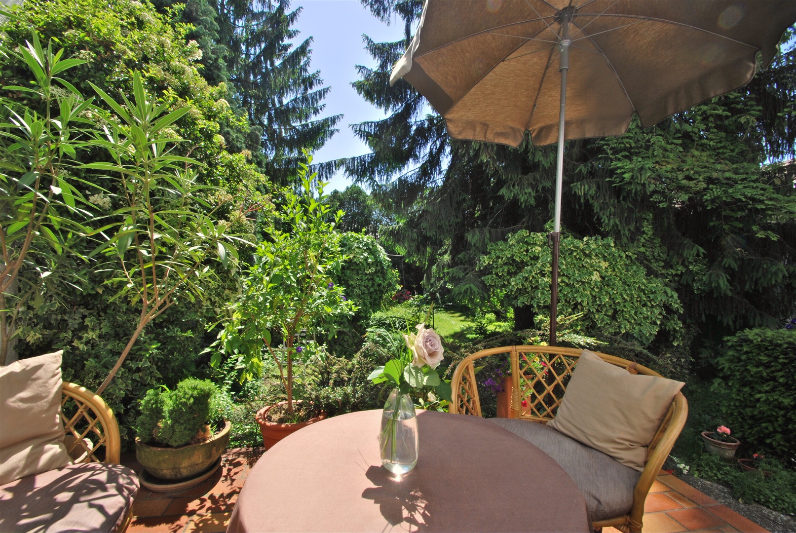 Blick in den fast uneinsehbaren, ruhigen Südgarten. - Oliver Reifferscheid - Immobilienmakler Darmstadt