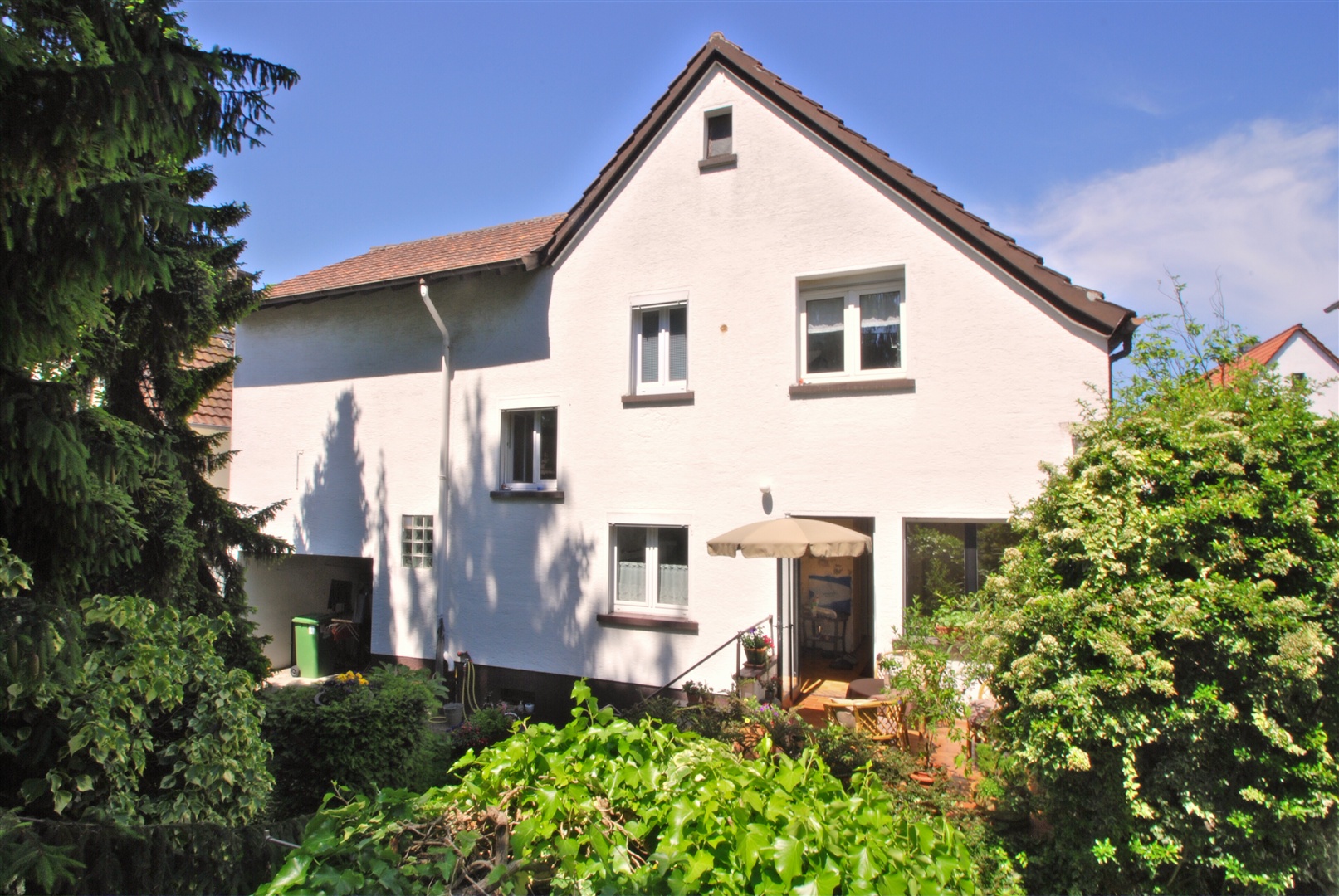 Südseite des Hauses. Das Haus ist aktuell in zwei Wohnungen aufgeteilt, kann aber ohne Umbau als Einfamilienhaus genutzt werden. - Oliver Reifferscheid - Immobilienmakler Darmstadt