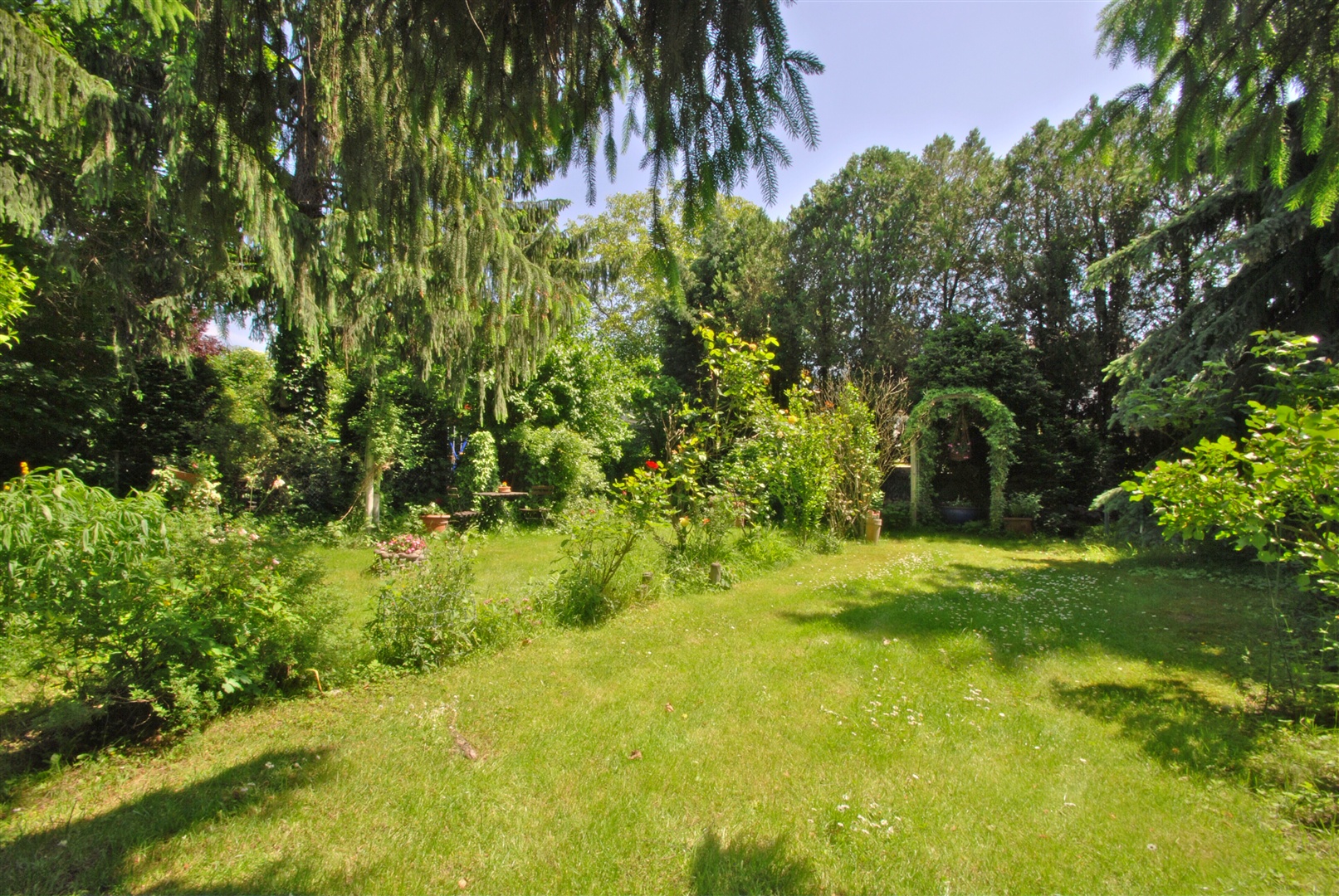 Romantische Gartengestaltung. - Oliver Reifferscheid - Immobilienmakler Darmstadt