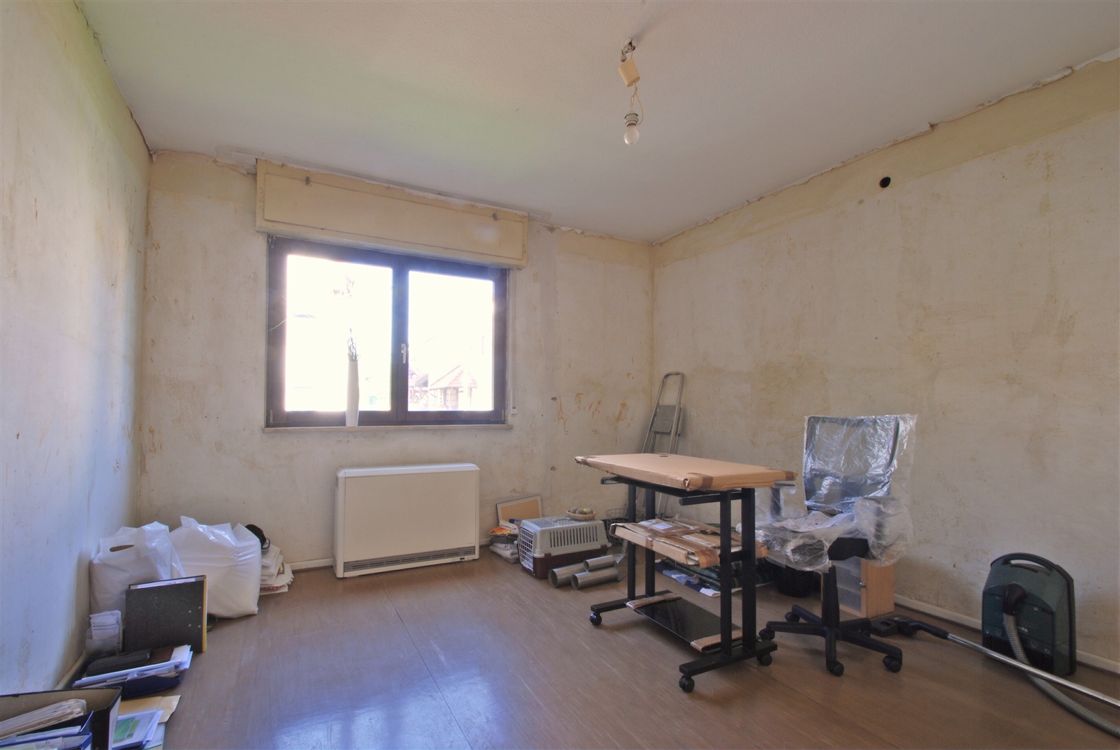 Schlafzimmer im EG. In der gesamten Wohnung des Erdgeschosses wurde bereits ihre zukünftige Renovierung vorbereitet, dafür wurden die Tapeten und die Teppichböden entfernt. - Oliver Reifferscheid - Immobilienmakler Darmstadt