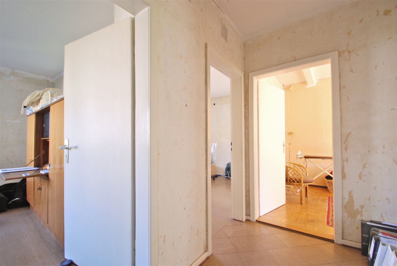 Flur im EG. In der gesamten Wohnung des Erdgeschosses wurde bereits ihre zukünftige Renovierung vorbereitet, dafür wurden die Tapeten und die Teppichböden entfernt. - Oliver Reifferscheid - Immobilienmakler Darmstadt