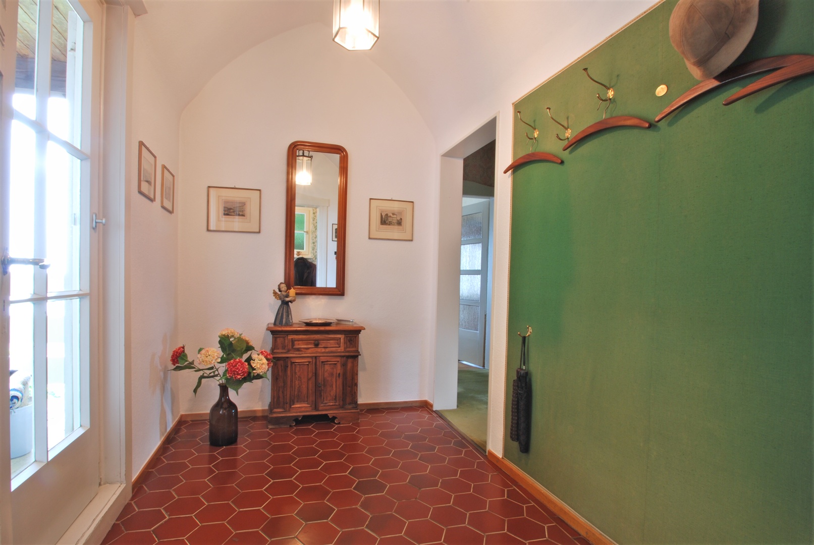 Der Garderobenbereich des Hauses mit spitzwinkliger Decke, ebenfalls mit den gleichen, schönen Fliesen. - Oliver Reifferscheid - Immobilienmakler Darmstadt