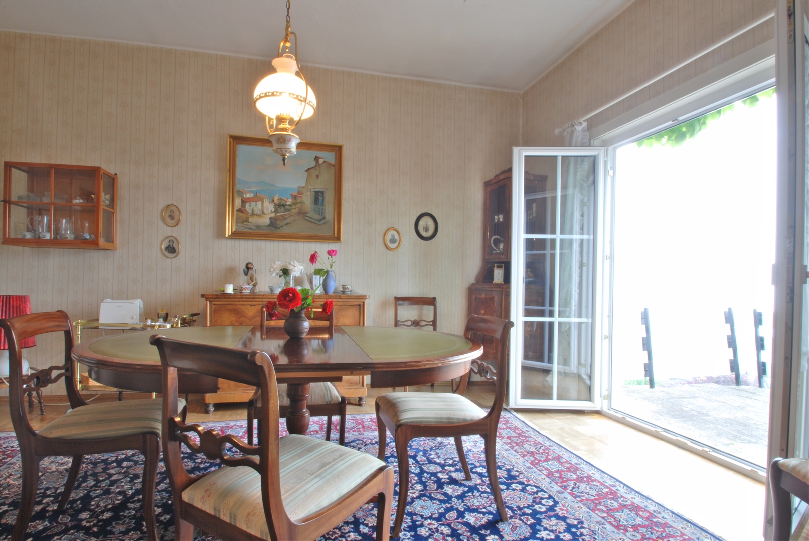 Esszimmer mit doppelflügliger Fenstertüre Richtung Süd-Westterrasse. - Oliver Reifferscheid - Immobilienmakler Darmstadt