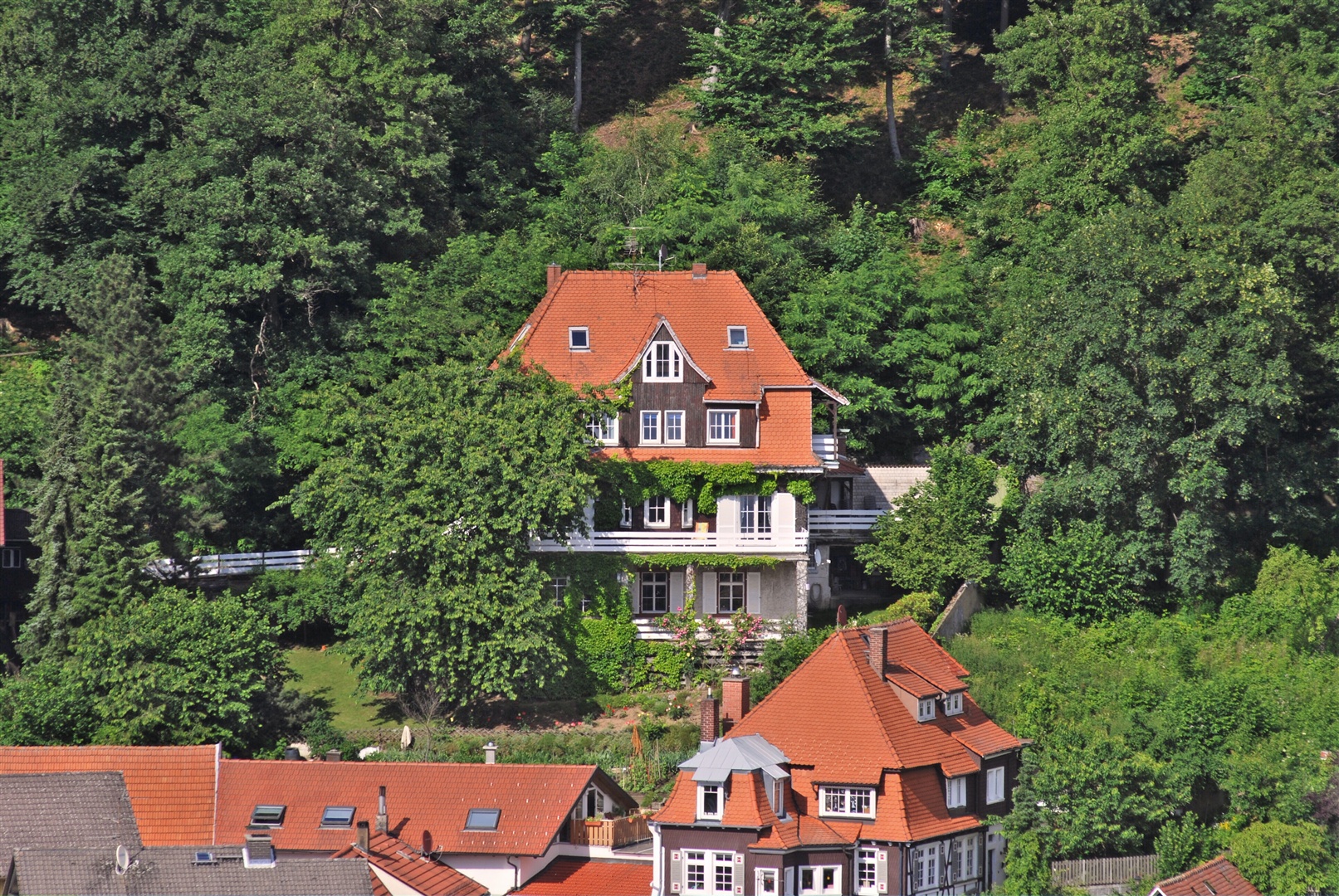 Das Objekt liegt im oberen Bereich einer kleinen Sackgasse, diese endet am Waldrand und mündet in einen Wanderweg. - Oliver Reifferscheid - Immobilienmakler Darmstadt