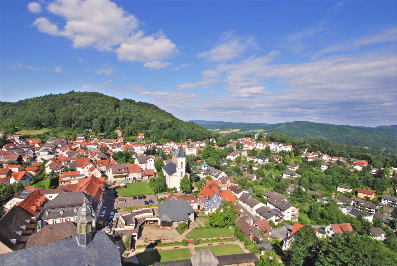 Blick von der gegenüberliegenden Burg Lindenfels auf die Villa und die Ortschaft Lindenfels. - Oliver Reifferscheid - Immobilienmakler Darmstadt