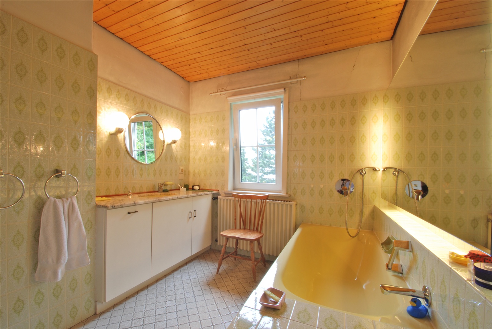 Elternbadezimmer mit Wanne, zwei Waschtischen, Einbauschrank und WC. - Oliver Reifferscheid - Immobilienmakler Darmstadt