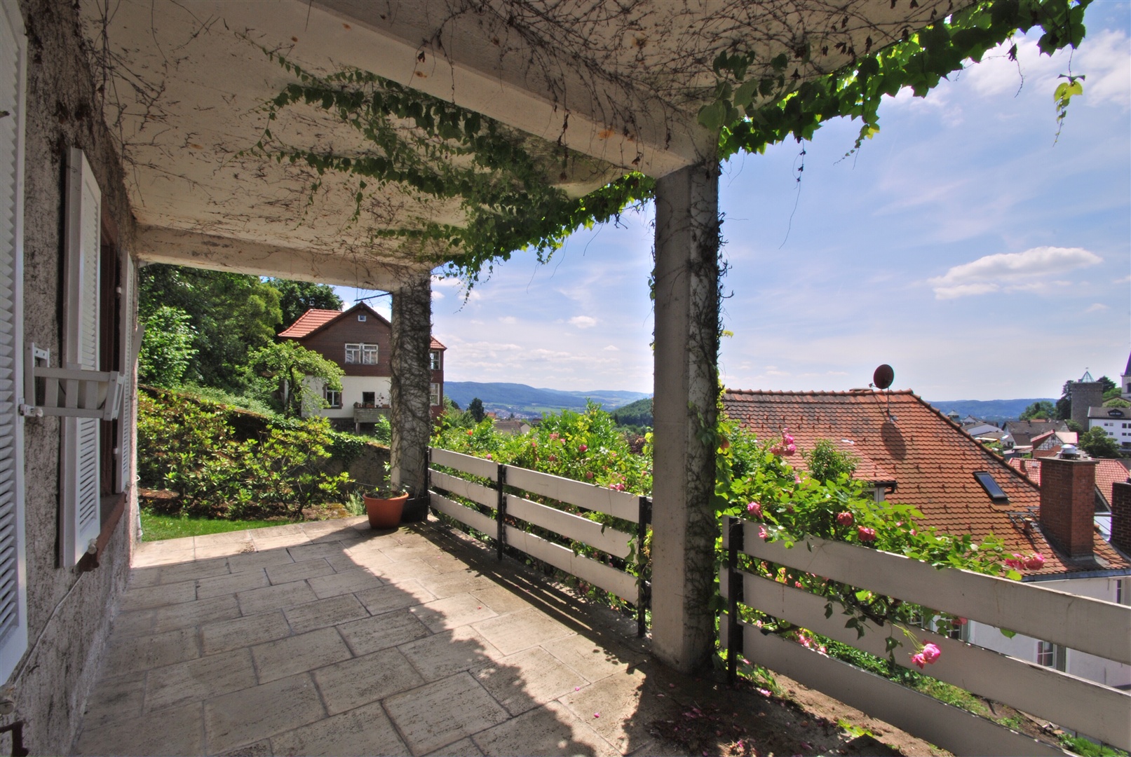 Die gleiche Terrasse in Blickrichtung Süden. - Oliver Reifferscheid - Immobilienmakler Darmstadt