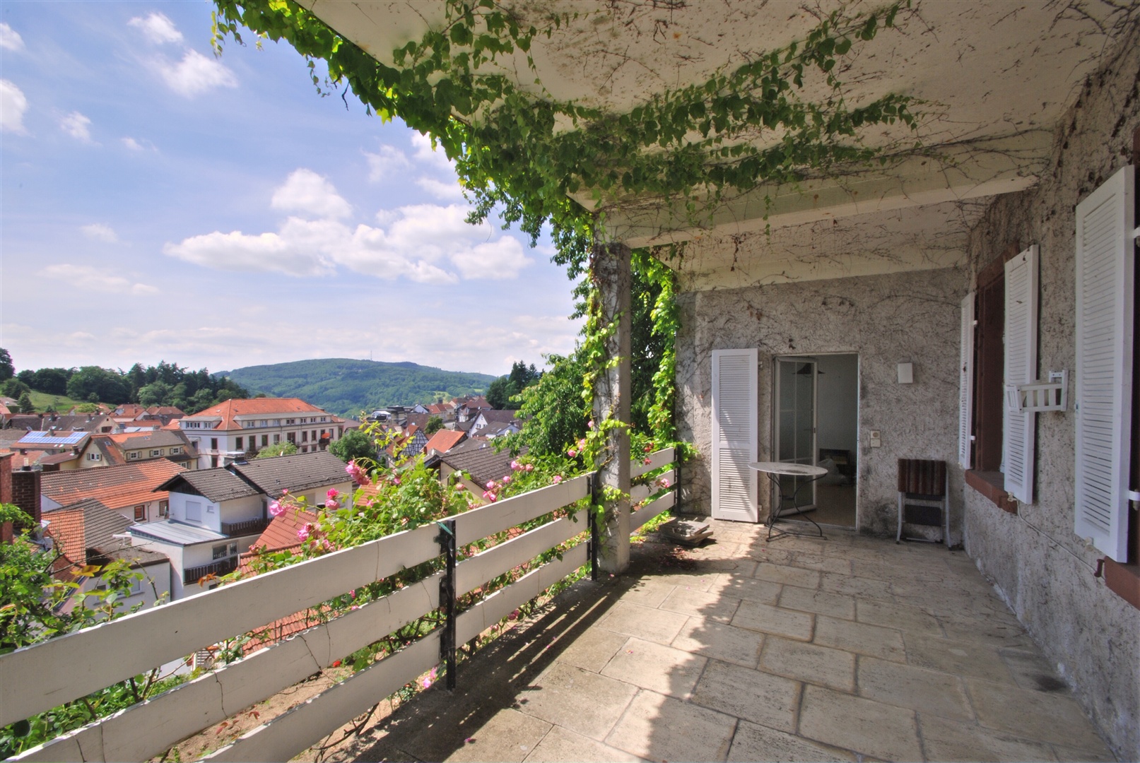 Überdachte, gemütliche Süd-Westerrasse mit Blick unmittelbar vor der Einliegerwohnung gelegen. Sie erreichen die Terrasse über den Wintergarten der Einliegerwohnung und über den Garten. - Oliver Reifferscheid - Immobilienmakler Darmstadt