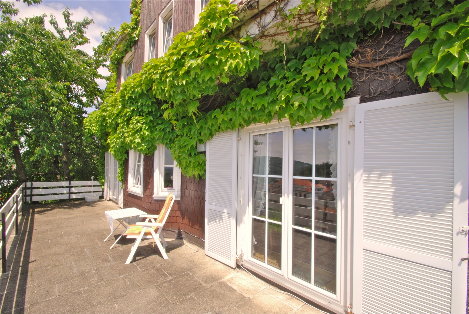 Riesige Süd-Westterrasse im Erdgeschoss. Hier die Blickrichtung vom Süden nach Norden. - Oliver Reifferscheid - Immobilienmakler Darmstadt