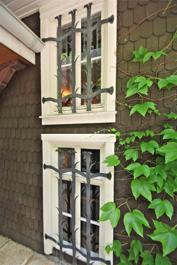 Orginal erhaltene Eichenholzfenster mit Holzsprossen. Ein Großteil der Fassade des Hauses ist mit odenwälder Schindeln verkleidet. - Oliver Reifferscheid - Immobilienmakler Darmstadt