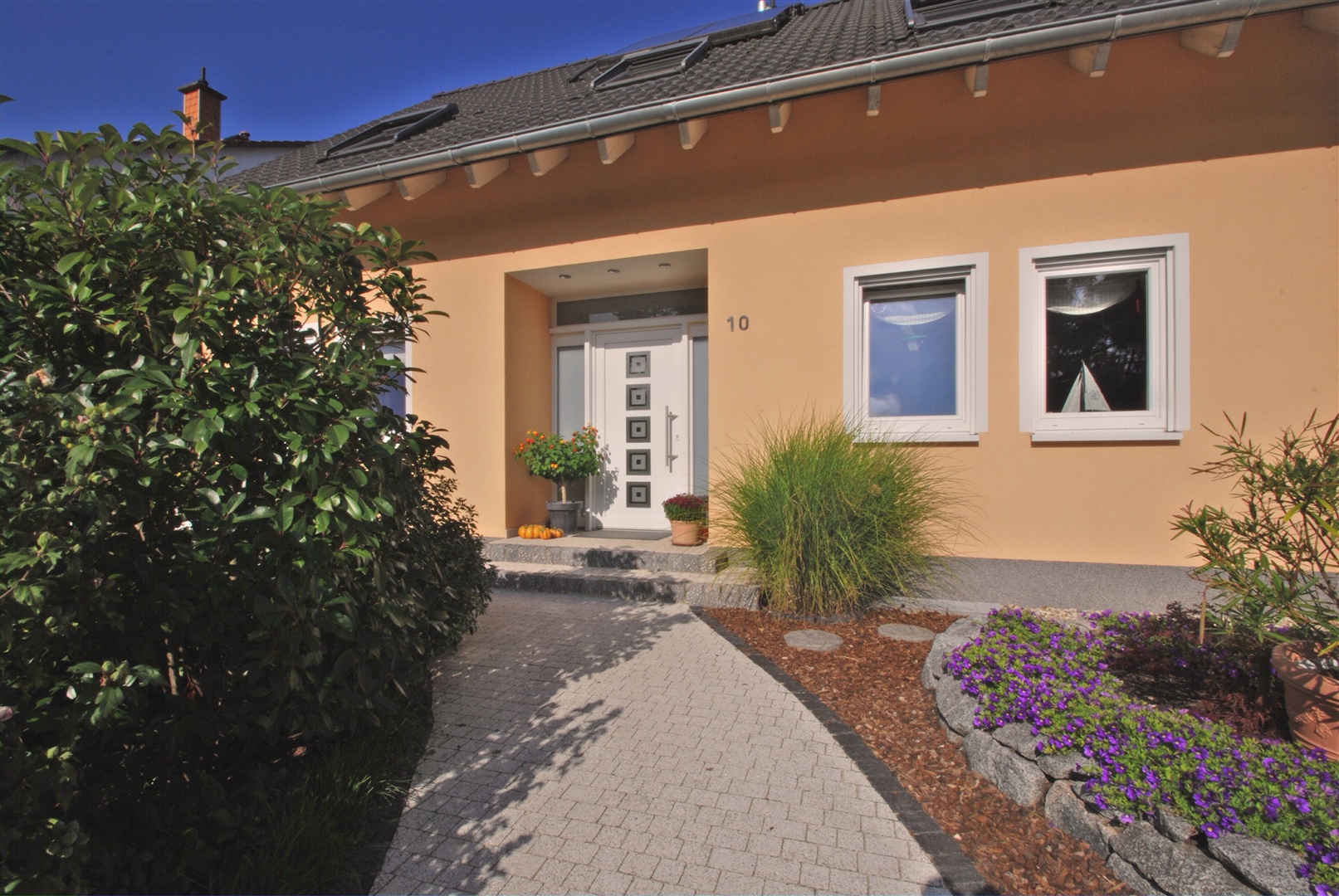 Die Vorderseite des 2005 errichteten Hauses. Der Vorgarten ist pittoresk und geschmackvoll angelegt. - Oliver Reifferscheid - Immobilienmakler Darmstadt