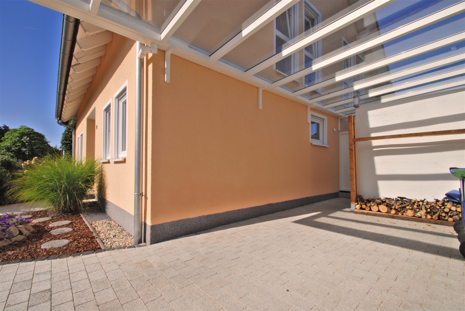 Teilverglaster Carport für einen Pkw, direkt dahinter ein weiterer Stellplatz. In dieser kleinen Seitenstraße gibt es viele weitere Parkplätze. Am hinteren Ende des Carports gibt es eine Unterstellmöglichkeit für ihre Fahrräder. - Oliver Reifferscheid - Immobilienmakler Darmstadt