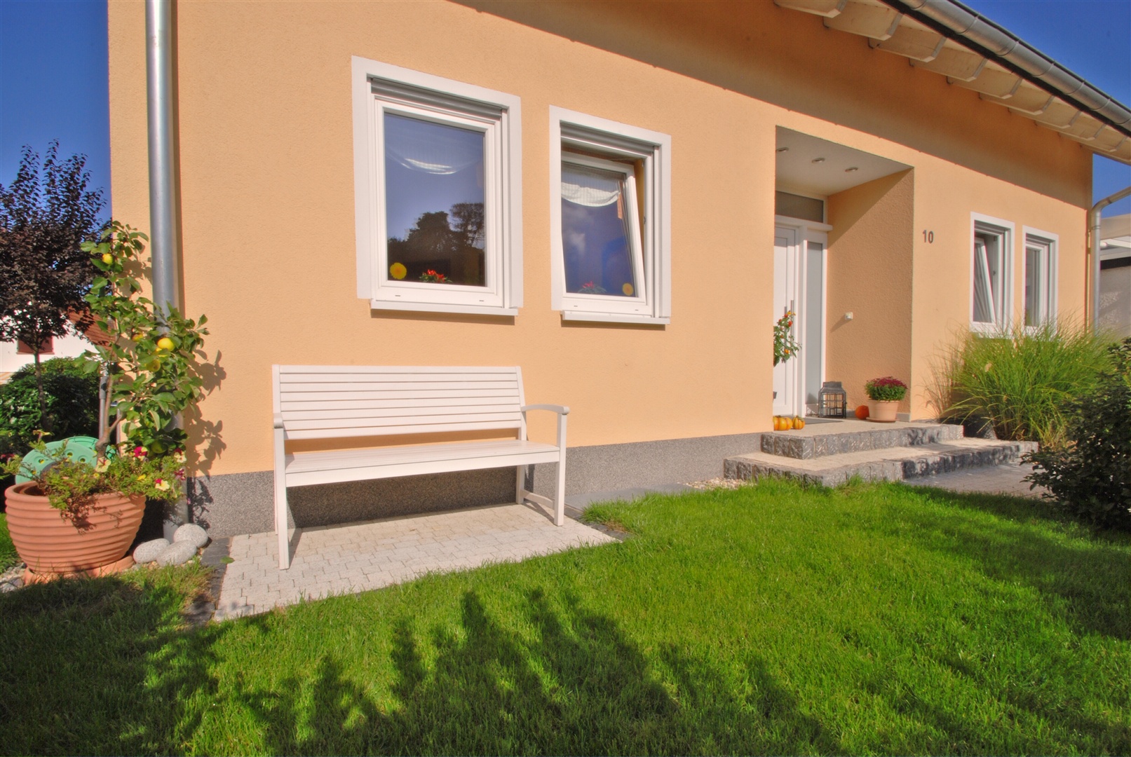 Kleines Rasenstück im Vorgarten. - Oliver Reifferscheid - Immobilienmakler Darmstadt