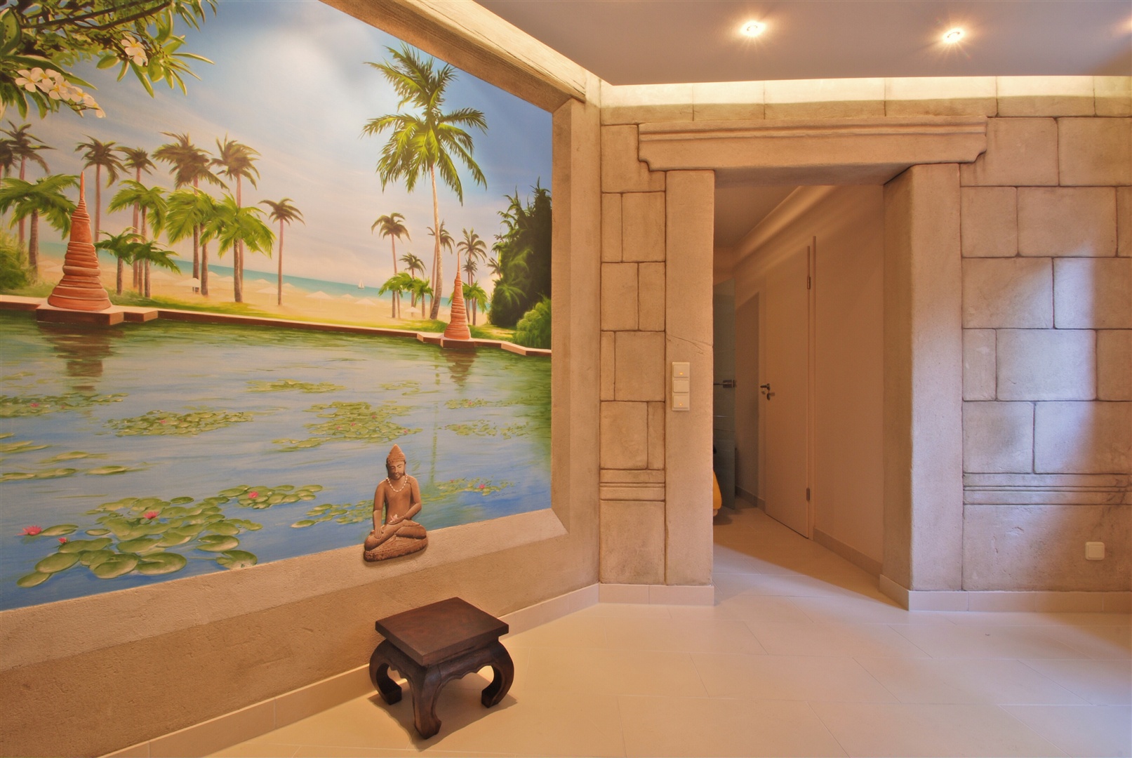 Balinesischer Saunatempel. Das Wandbild einer balinesischen Urlaubserinnerung ist handgemalt. Die Wände wurden von einem Innendekorateur gestaltet und kunstgerecht modelliert. - Oliver Reifferscheid - Immobilienmakler Darmstadt