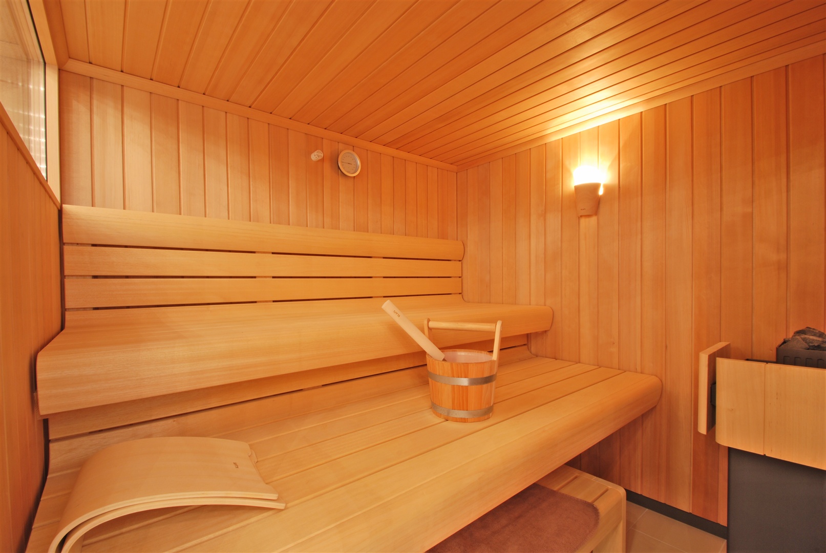 Die sehr hochwertige Sauna vom Qualitätshersteller. - Oliver Reifferscheid - Immobilienmakler Darmstadt