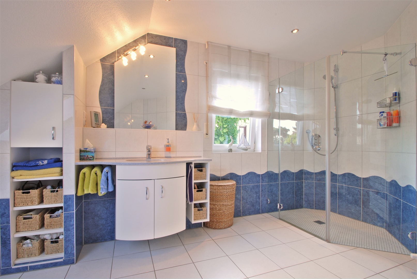 Übergroße, bodengleiche Dusche mit Glasabtrennung. Ein Handtuchhalter hält die Handtücher warm. - Oliver Reifferscheid - Immobilienmakler Darmstadt