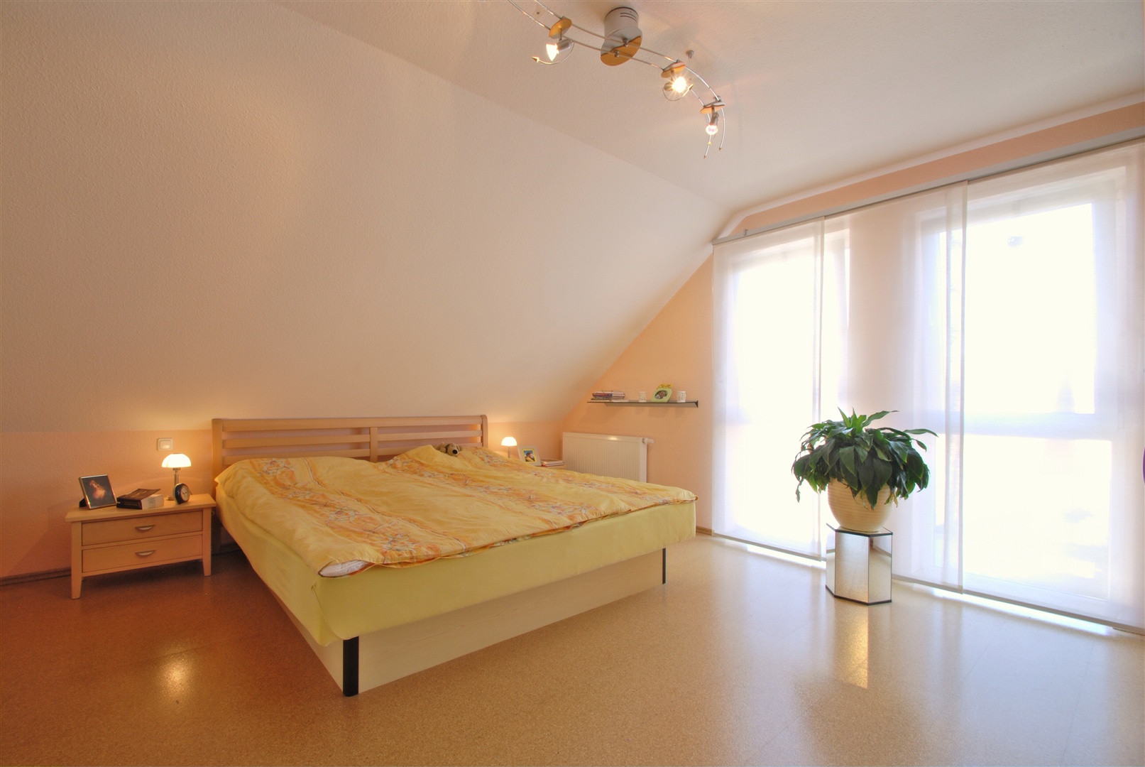 Schlafzimmer mit zwei bodentiefen Fenstern und genug Fläche für zwei Schränke, die links und rechts stehen. - Oliver Reifferscheid - Immobilienmakler Darmstadt