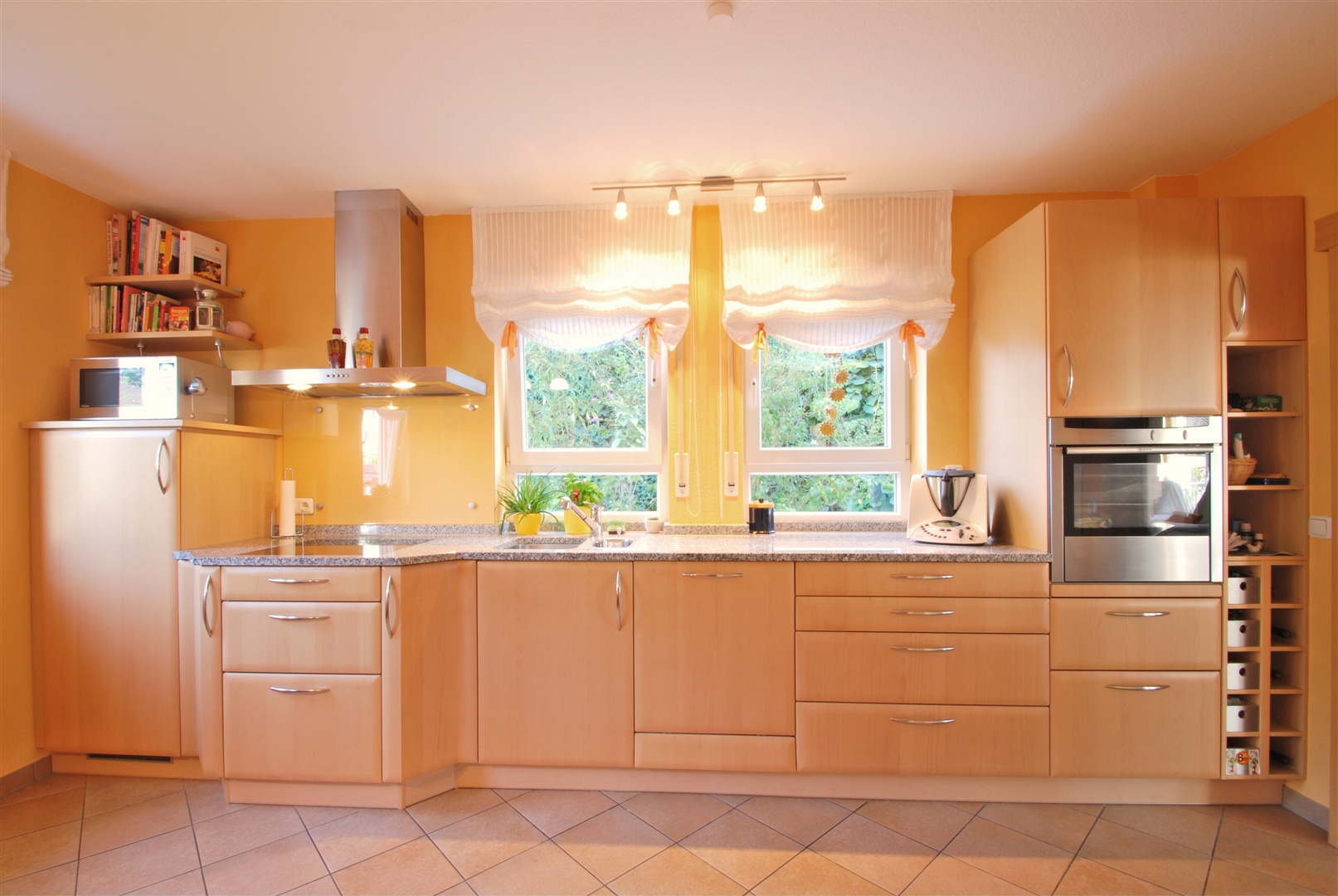 Große Wohnküche mit Einbauküche von Alno ist von ca. 2005. Die Elektrogeräte sind von NEFF aus dem Jahr ca. 2005. Der Einbaukühlschrank ist aus 2012 und von Liebherr. Die beiden Fenster sind geschickt zweigeteilt, damit Sie ihre Küchenkräuter stehen lasse - Oliver Reifferscheid - Immobilienmakler Darmstadt