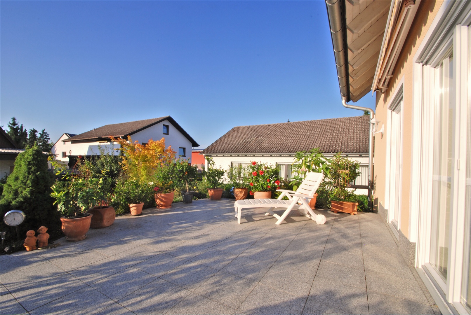 Blick von der Terrasse über den Garten und die Häuser der näheren Umgebung. - Oliver Reifferscheid - Immobilienmakler Darmstadt
