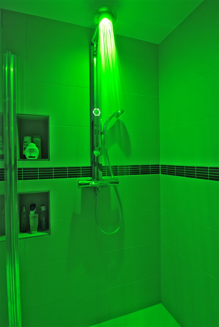 Farbenspiel beim duschen im Wellnessbad. - Oliver Reifferscheid - Immobilienmakler Darmstadt
