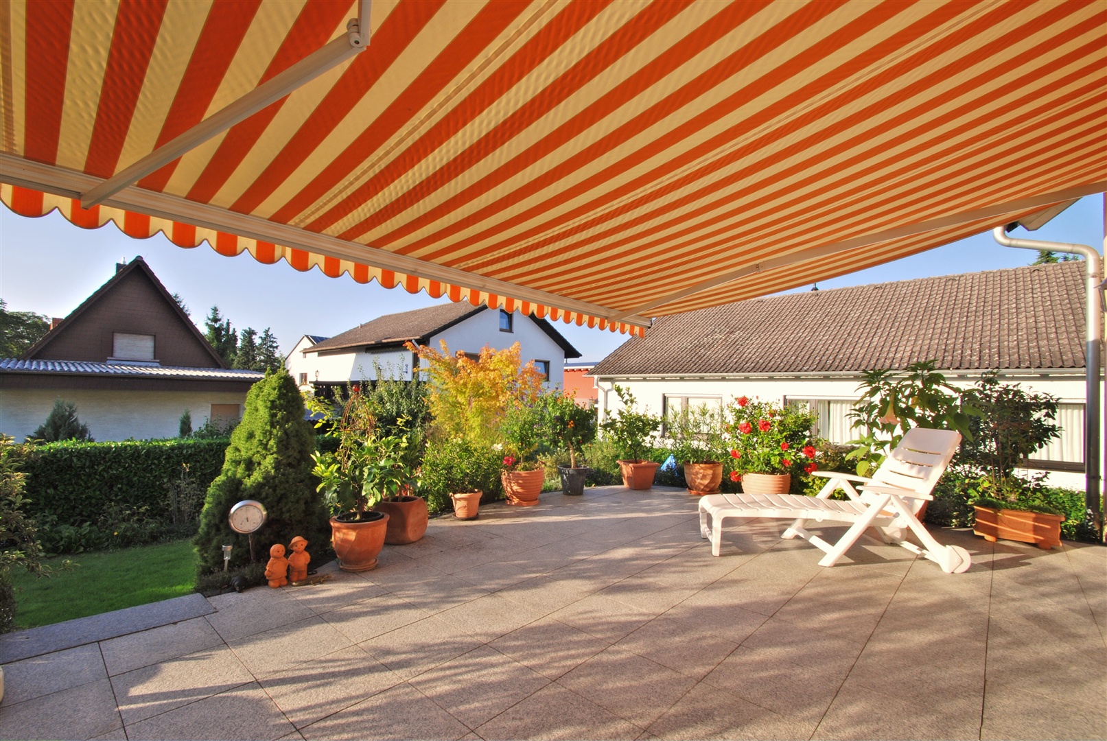 Große Westterrasse mit elektrischer Markise. Die Markise ist im Kaufpreis des Hauses enthalten. - Oliver Reifferscheid - Immobilienmakler Darmstadt