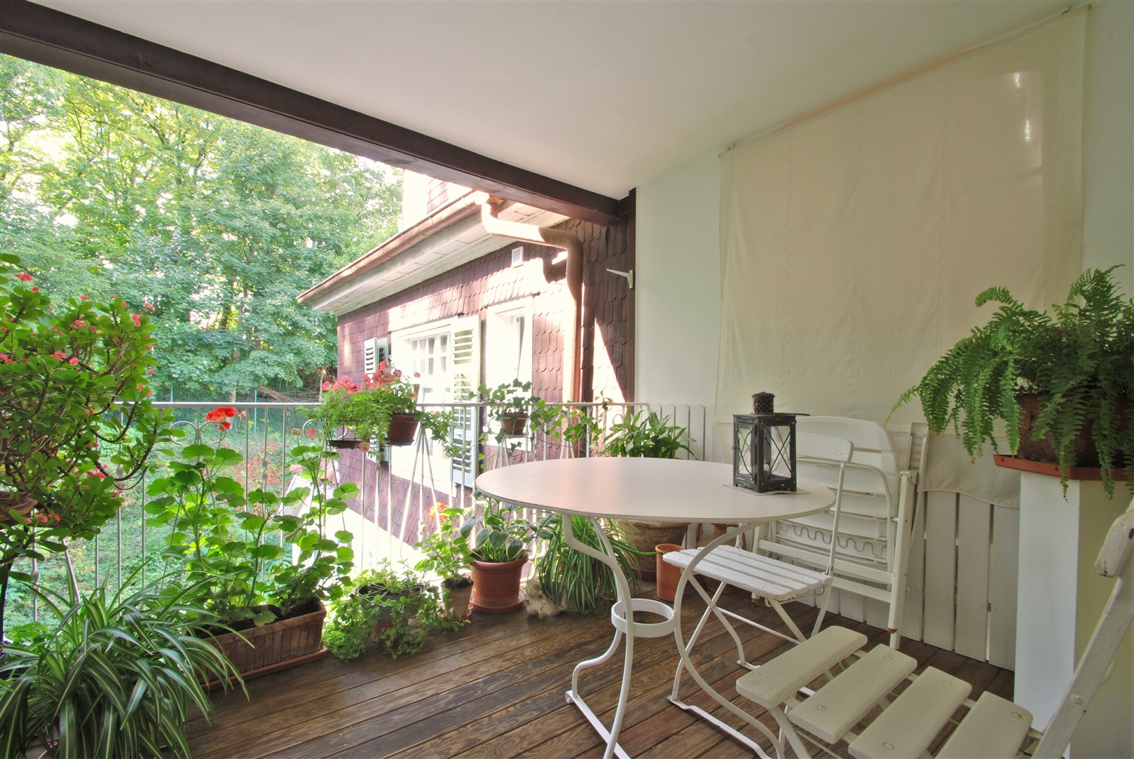 Um auf den Balkon zu gelangen, gilt es lediglich drei kleine Stufen zu überwinden. Der Balkon ist zu Ihrer exklusiven Nutzung und kann nur über den Flur Ihrer eigenen Wohnung erreicht werden. Es gibt im Haus übrigens auch größere Gemeinschaftsbalkone. - Oliver Reifferscheid - Immobilienmakler Darmstadt