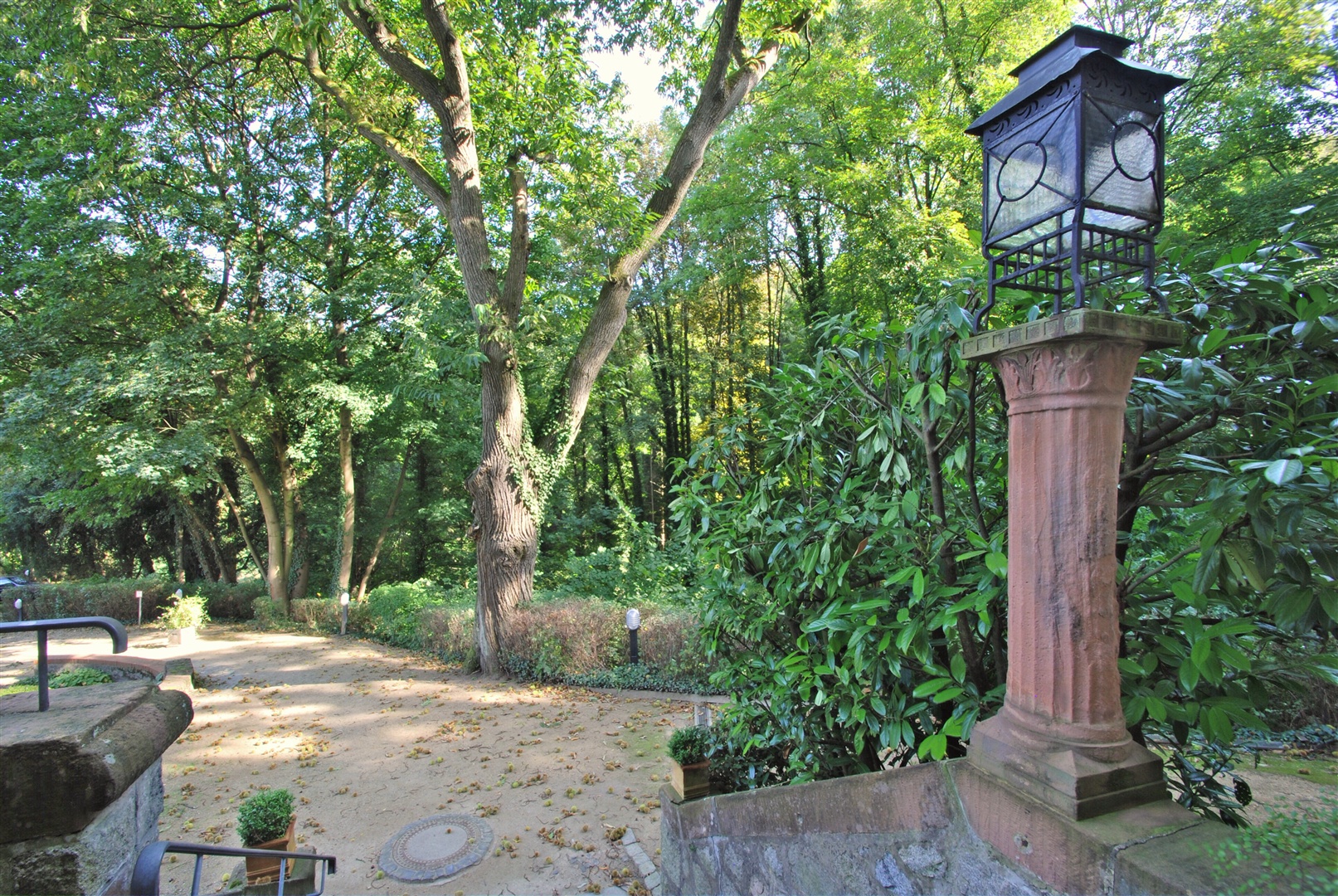 Laterne der Jahrhundertwende auf dem schönen Treppenzugang. Um zum Hochparterre zu gelangen, gilt es ein paar Stufen zu überwinden. Wer nicht mehr so gut zu Fuß ist, kann über den Kellereingang fast ebenerdig zum zentralen Fahrstuhl gelangen. - Oliver Reifferscheid - Immobilienmakler Darmstadt