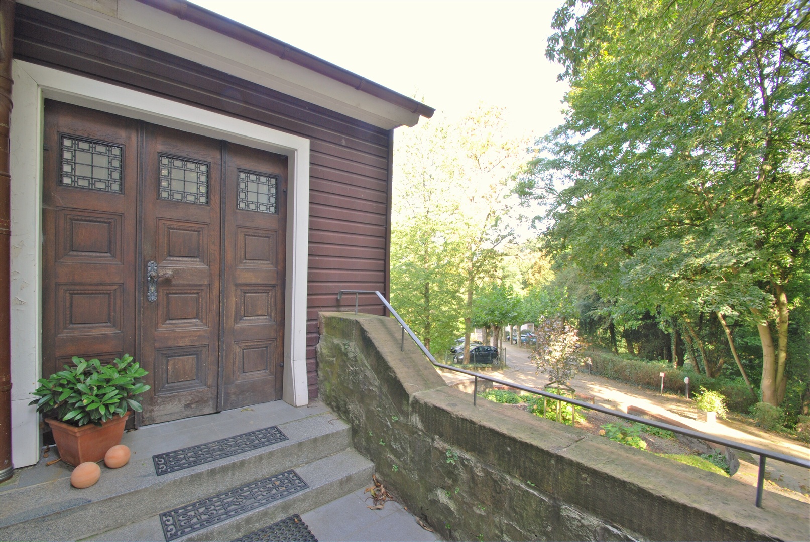 Eingangsportal in die Mehrfamilienvilla. - Oliver Reifferscheid - Immobilienmakler Darmstadt