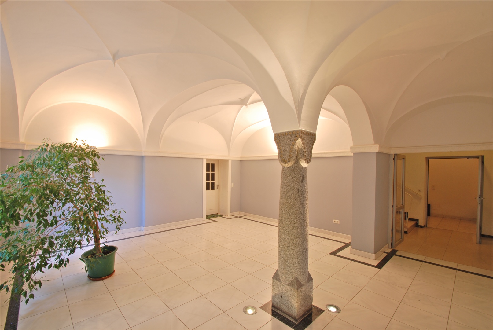 Repräsentative Eingangshalle für die Hausgemeinschaft und ihre Besucher - Oliver Reifferscheid - Immobilienmakler Darmstadt