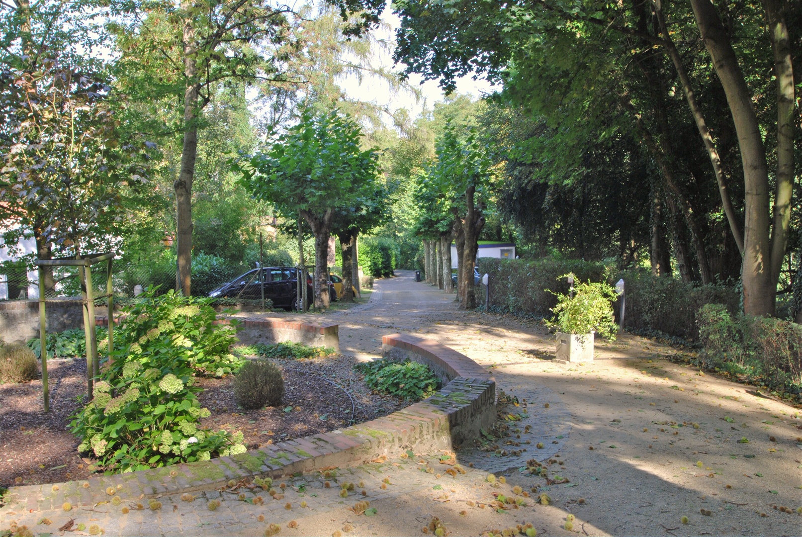 Vorplatz zur Mehrfamilienvilla - Oliver Reifferscheid - Immobilienmakler Darmstadt