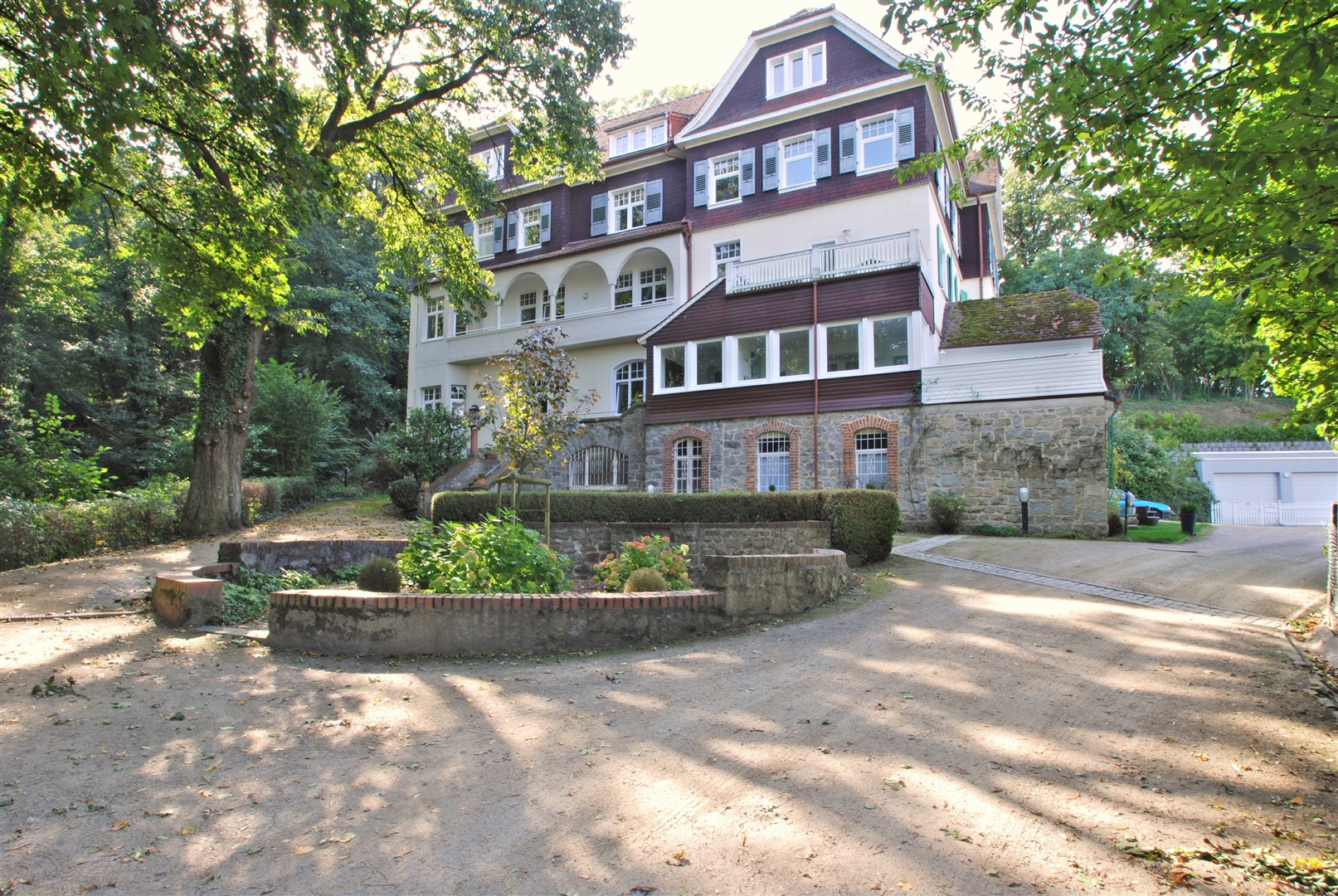 Mehrfamilienvilla in oberster Hanglage von Alsbach. Das wunderschöne Objekt wurde ca. 1904 vom bekannten Architekten Heinrich Metzendorf entworfen und ca. 1925 erweitert. Ca. 1993 wurde die Villa in ein Mehrfamilienhaus umgebaut. - Oliver Reifferscheid - Immobilienmakler Darmstadt