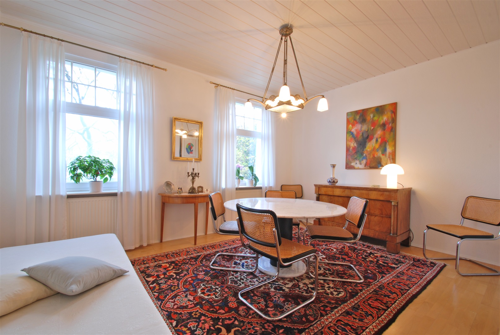 Wohnraum der sehr gepflegten drei Zimmer-Wohnung. die gesamte Wohnung ist mit schönem, ebenfalls gepflegtem Fertigparkettboden ausgelegt. - Oliver Reifferscheid - Immobilienmakler Darmstadt