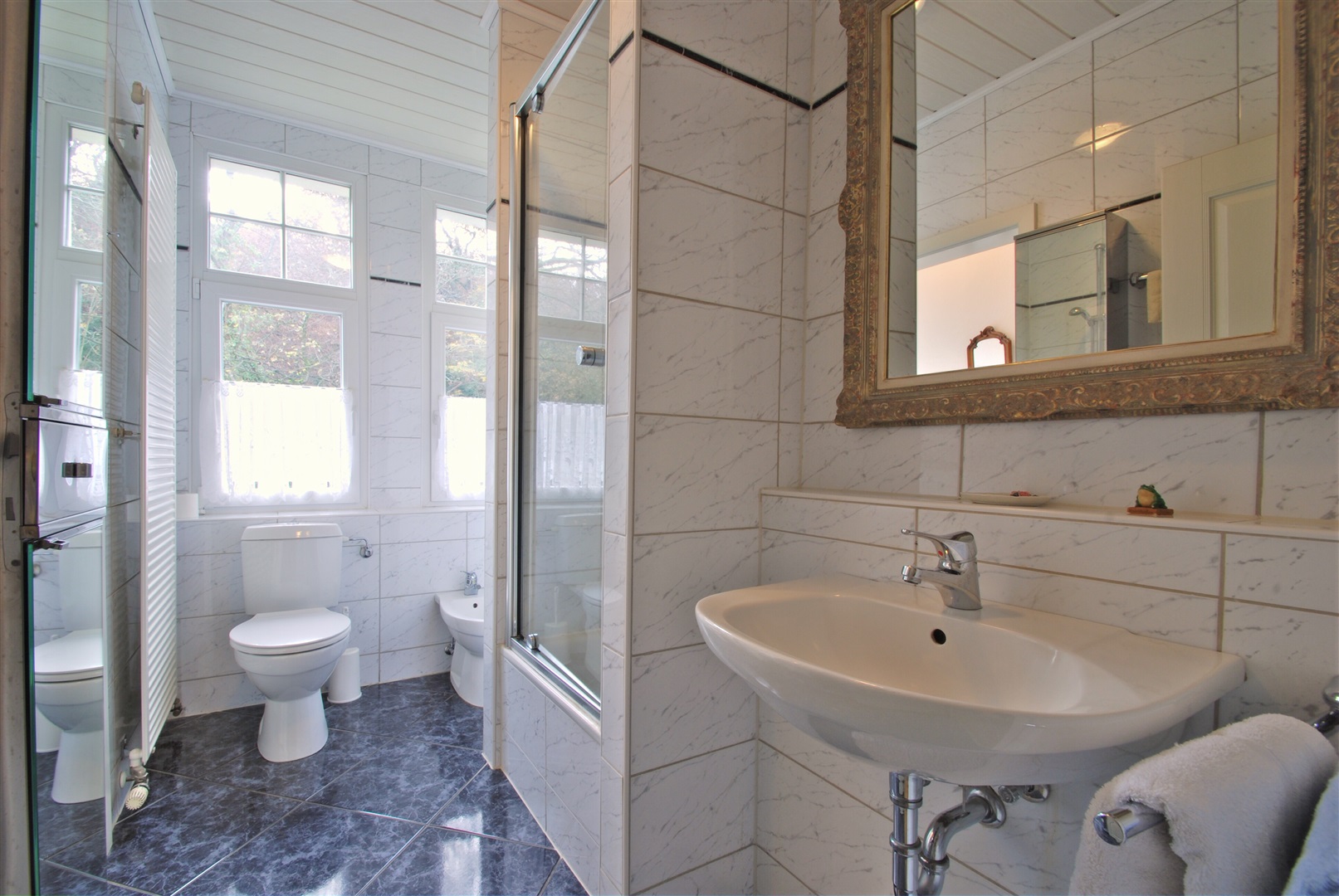 Sehr schönes Bad mit leicht marmorierten Fliesen. Das Bad bietet Dusche, WC, Bidet, Waschtisch und ein weiteres separates WC. Die Anschlüsse für den Einbau einer Badewanne sind vorhanden. Sämtliche Wasser- und Stromleitungen wurden ca. 1993 ausgetauscht. - Oliver Reifferscheid - Immobilienmakler Darmstadt