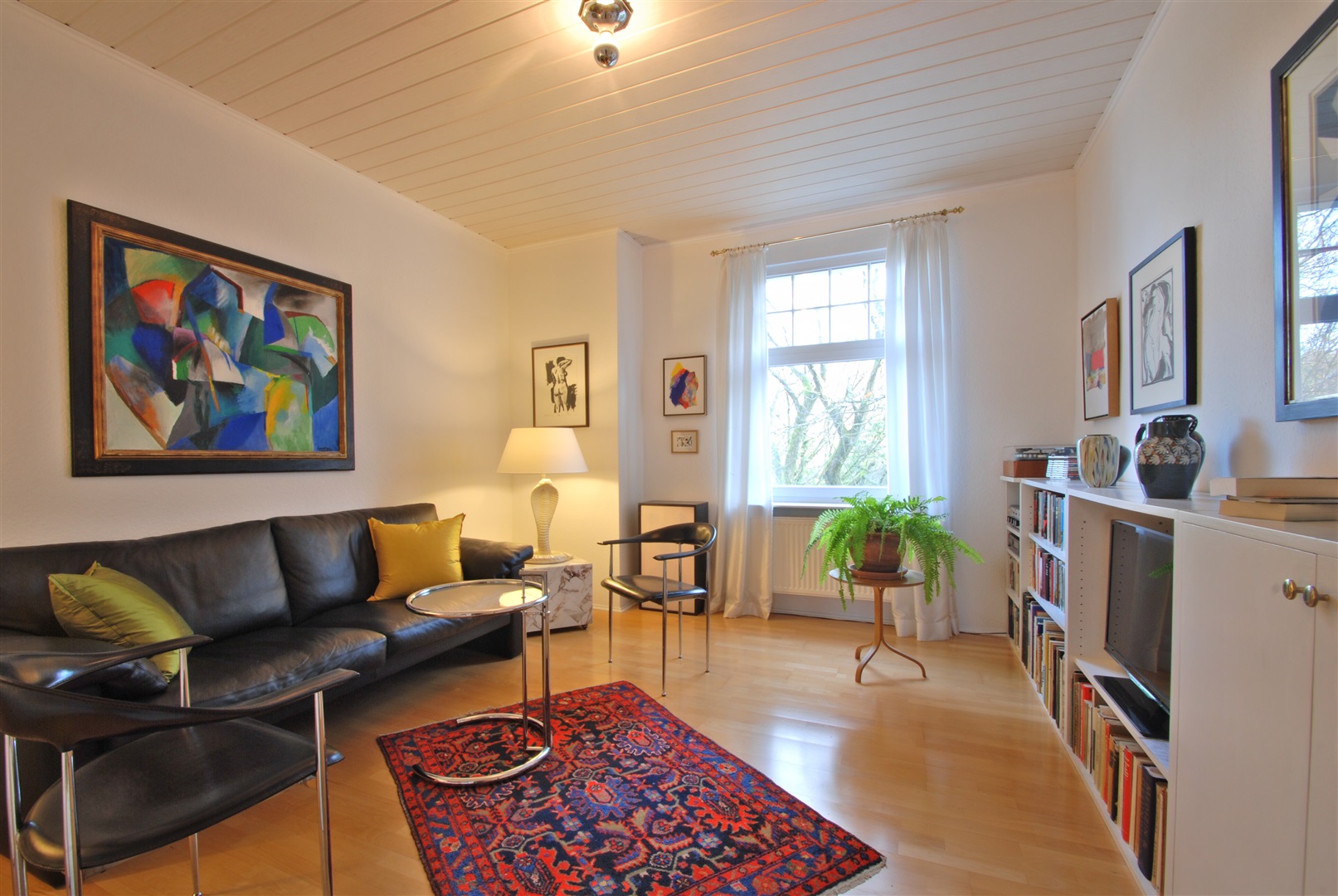 Zimmer 2 der Wohnung. Alle Fenster der Wohnung wirken fast neuwertig und sind doppelt verglaste Kunststofffenster von 1993 - Oliver Reifferscheid - Immobilienmakler Darmstadt