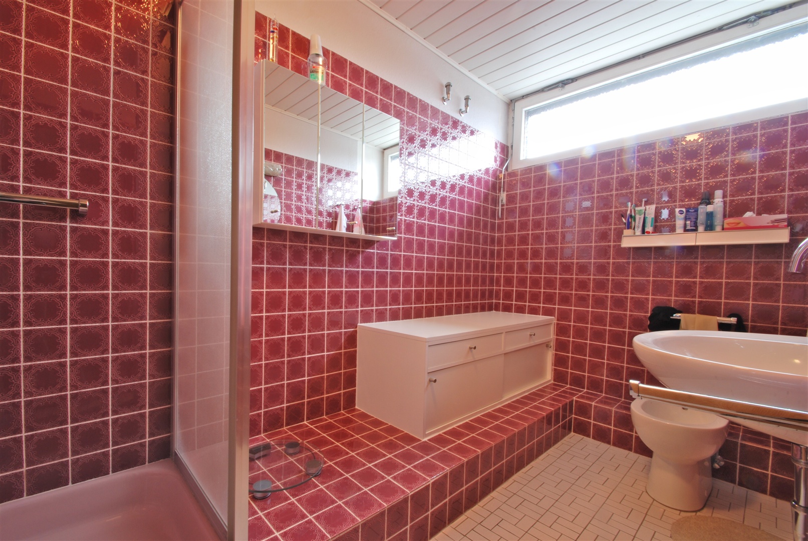 Das Hauptbad mit Tageslicht. Die schicken Fliesenmuster der 70er fast schon wieder modern. Ein Platz für eine Badewanne ist vorhanden. - Oliver Reifferscheid - Immobilienmakler Darmstadt