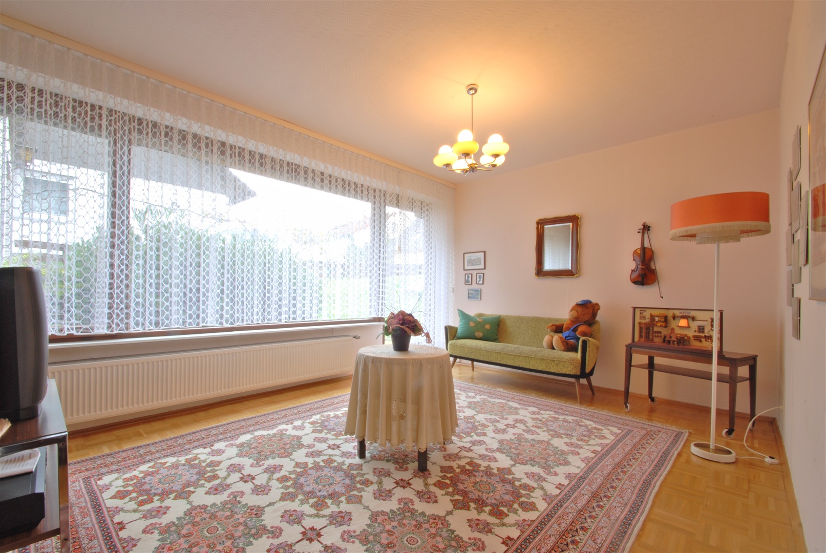 Wohnraum der Einliegerwohnung. Ebenfalls mit großen Fenstern und Stäbchenparkett - Oliver Reifferscheid - Immobilienmakler Darmstadt