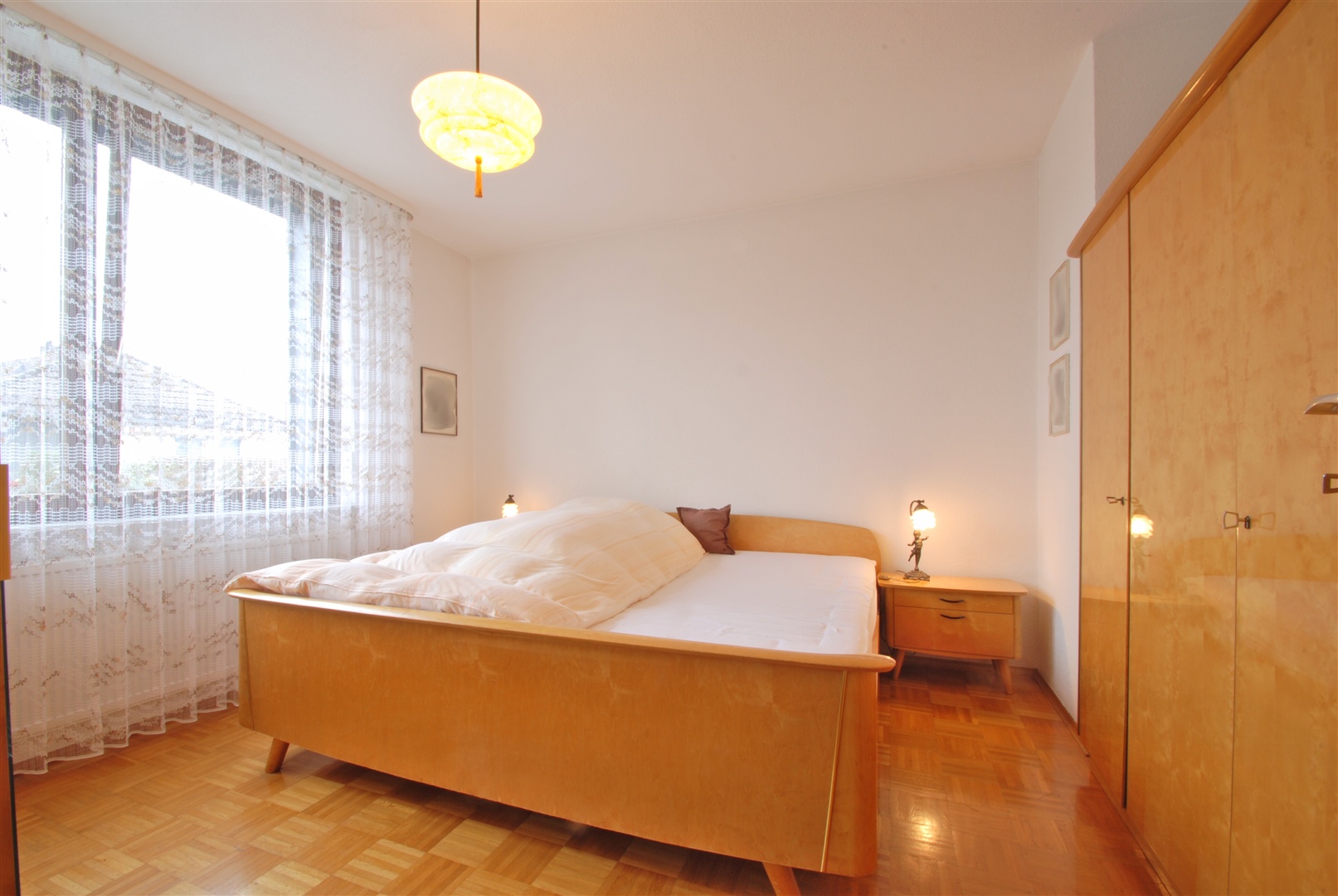 Schlafzimmer im Erdgeschoß mit Stäbchenparkett - Oliver Reifferscheid - Immobilienmakler Darmstadt
