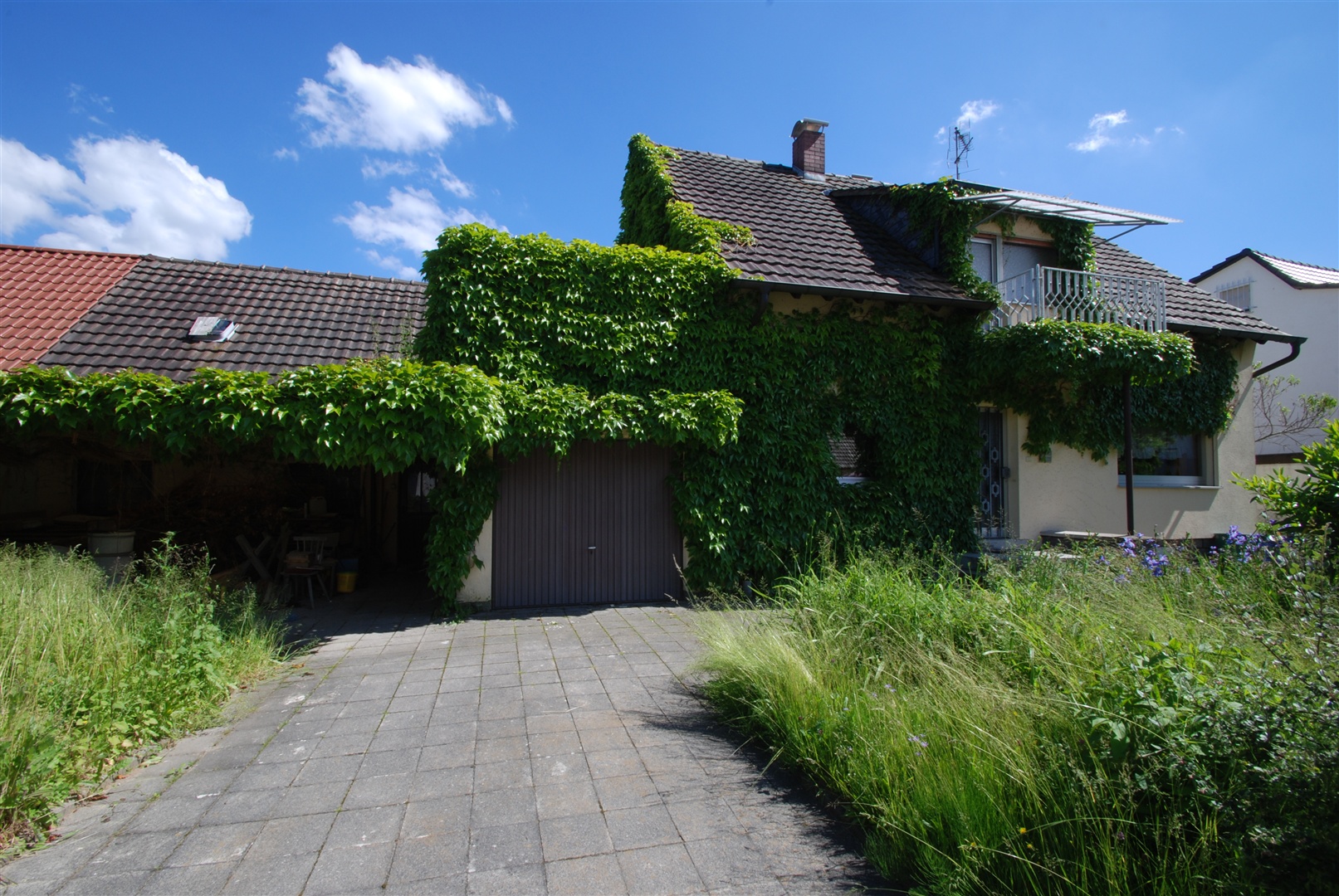 Anbau und Garage mit großem Platz davor zum parken. - Oliver Reifferscheid - Immobilienmakler Darmstadt