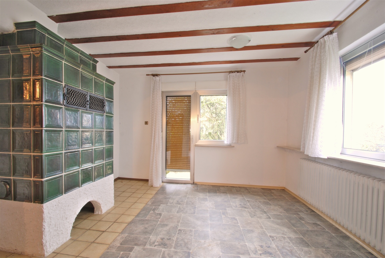 Schöner Kachelofen (wahrscheinlich Grundofen) im Esszimmer - Oliver Reifferscheid - Immobilienmakler Darmstadt