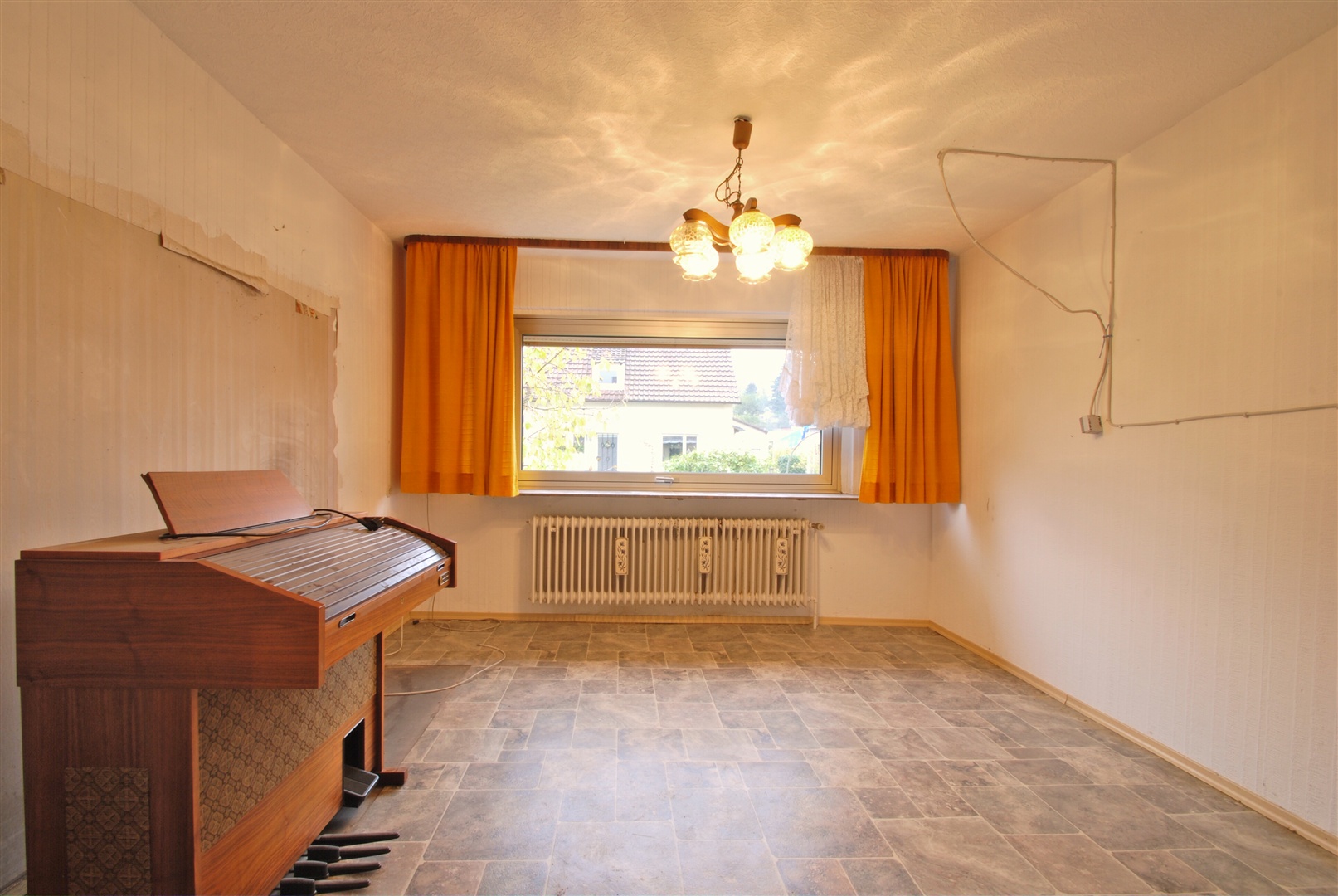 Wohnzimmer mit Blick zur Straße - Oliver Reifferscheid - Immobilienmakler Darmstadt