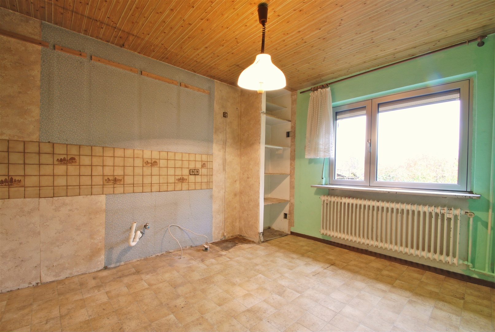 Küche mit Fenster richtung Garten - Oliver Reifferscheid - Immobilienmakler Darmstadt
