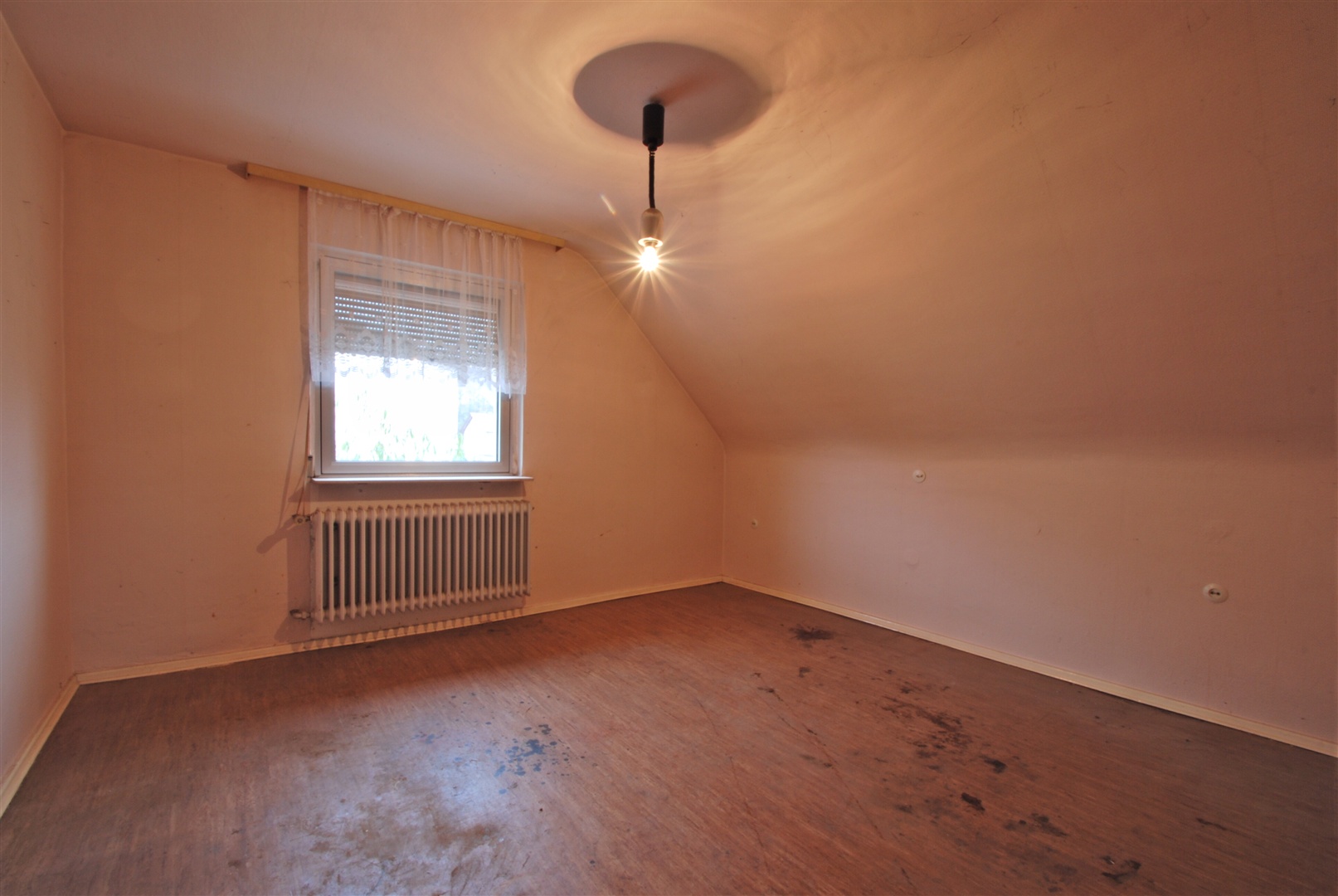 Zimmer 1 im Dachgeschoss - Oliver Reifferscheid - Immobilienmakler Darmstadt