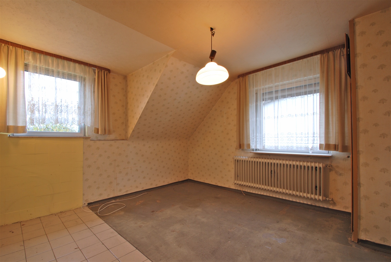 Zimmer 2 im Dachgeschoss - Oliver Reifferscheid - Immobilienmakler Darmstadt