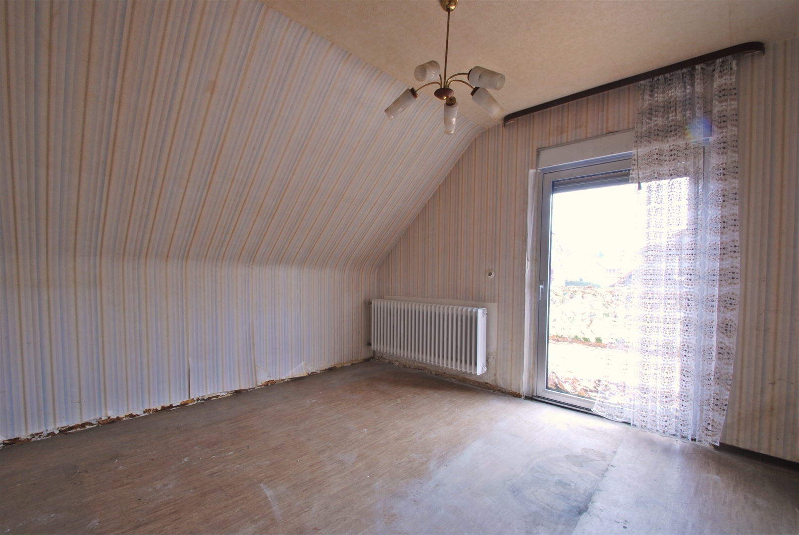 Zimmer 3 im Dachgeschoss - Oliver Reifferscheid - Immobilienmakler Darmstadt