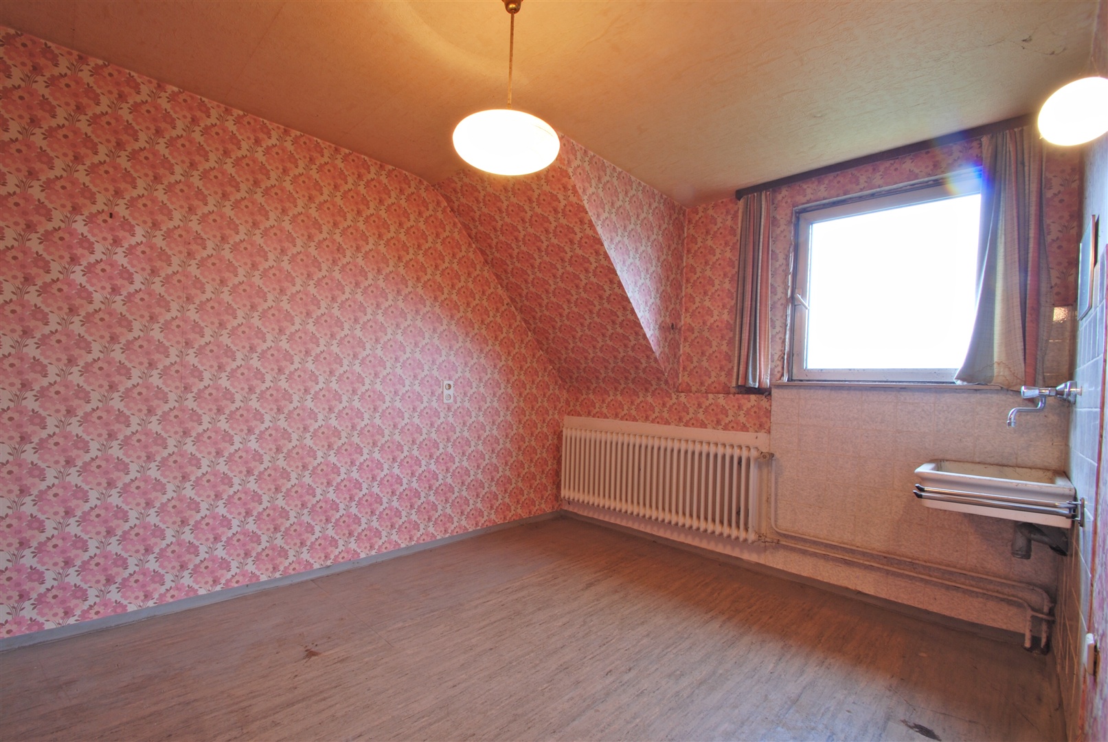 Zimmer 4 im Dachgeschoss - Oliver Reifferscheid - Immobilienmakler Darmstadt