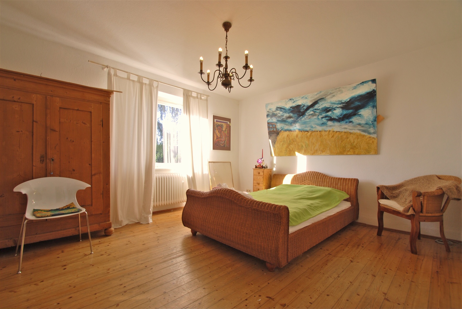 Wohnzimmer und Esszimer sind halboffen gestaltet und mit einem passenden Dielenboden ausgelegt - Oliver Reifferscheid - Immobilienmakler Darmstadt