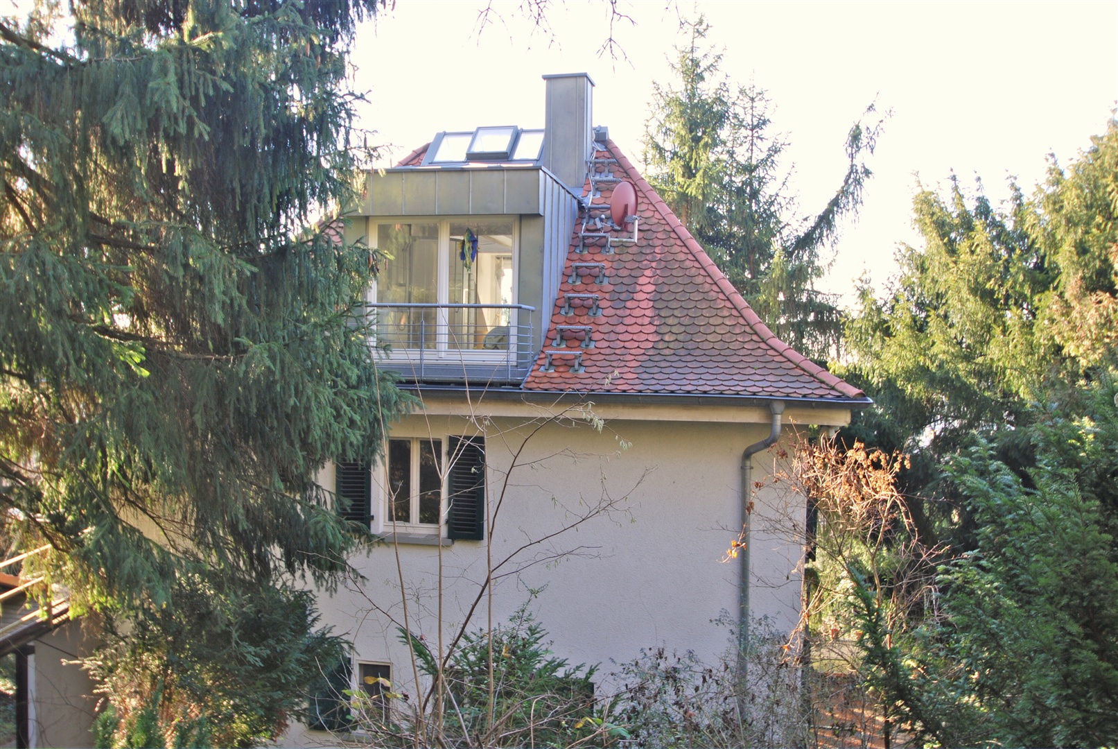 Das Haus von der Gartenseite aus gesehen. Wie man sehen kann, ist das Dach im Jahr 2001 neu mit aufwendigen Bieberschwanzziegeln eingedeckt worden. - Oliver Reifferscheid - Immobilienmakler Darmstadt