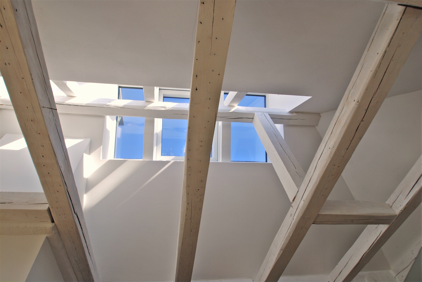 Aufwendig gestaltet wurde auch die Dachkonstruktion mit senkrechtem Lichteinfall durch die verglasten Dachgiebel - Oliver Reifferscheid - Immobilienmakler Darmstadt