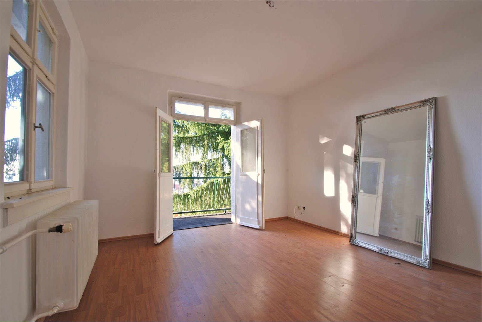 Schlafzimmer im 1. OG mit Sonnenbalkon. Im 1. OG gibt es zwei Balkone - Oliver Reifferscheid - Immobilienmakler Darmstadt