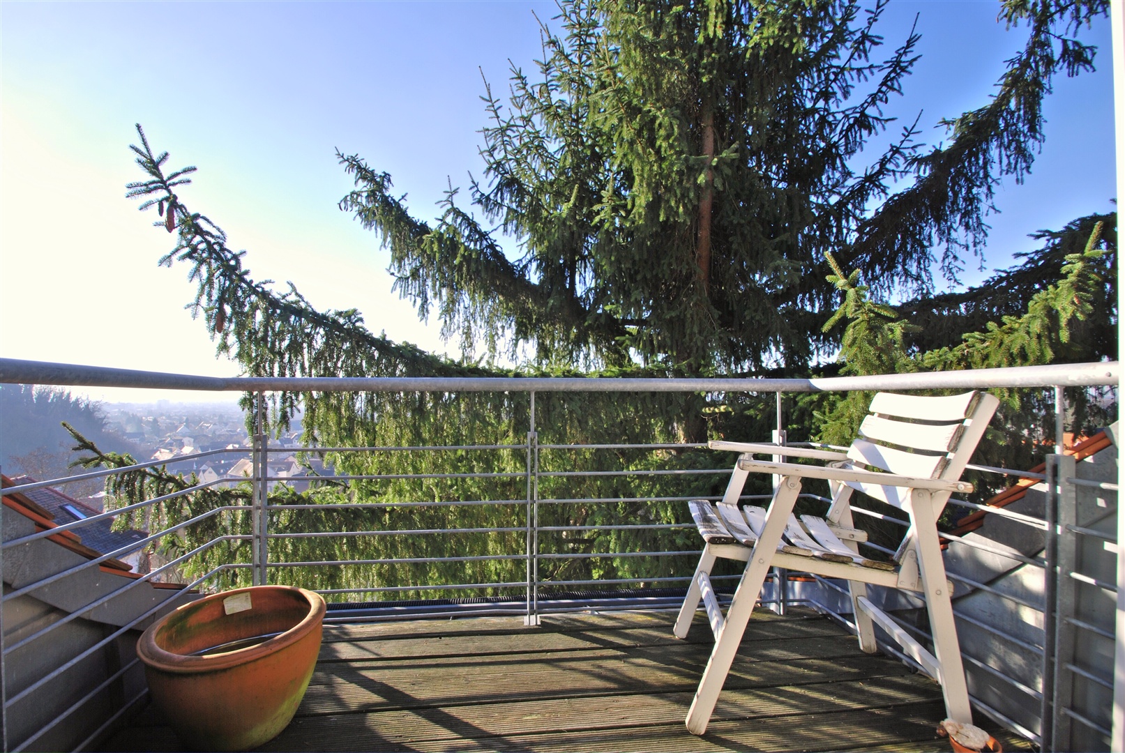 Balkon mit Blick im ca. 2001 ausgebauten Dachstudio - Oliver Reifferscheid - Immobilienmakler Darmstadt